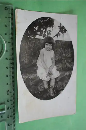 tolles altes Foto - kleines Mädchen sitzt schüchtern auf Sofa - 1910-20 ?