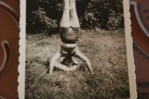 tolles altes Foto - junge Frau beim Kopfstand -  30-40er Jahre