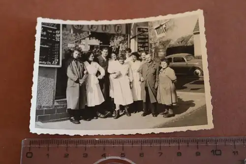 tolles altes Mitarbeiterfoto eines kleines Lebensmittelmarkt - Ort ?? 60er Jahre