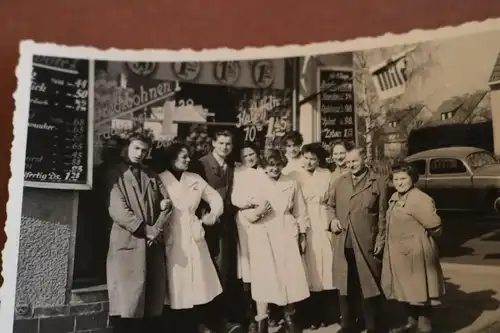 tolles altes Mitarbeiterfoto eines kleines Lebensmittelmarkt - Ort ?? 60er Jahre