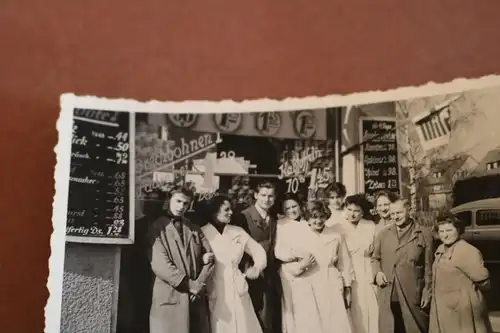 tolles altes Mitarbeiterfoto eines kleines Lebensmittelmarkt - Ort ?? 60er Jahre