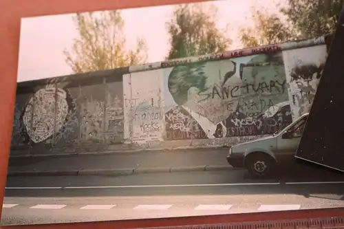 zwei tolle Fotos - Berlin - Berliner Mauer mit Grafittis