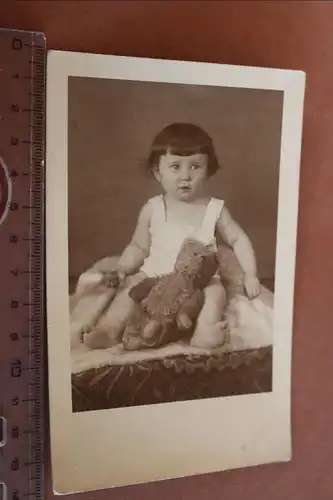 tolles altes Foto - kleines Mädchen mit Teddybär - 1920-30 ??