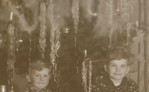 tolles altes Glasnegativ - zwei Jungs  Weihnachtsbaum - Spielzeug, Flugzeug usw