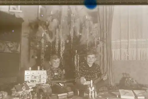 tolles altes Glasnegativ - zwei Jungs  Weihnachtsbaum - Spielzeug, Flugzeug usw