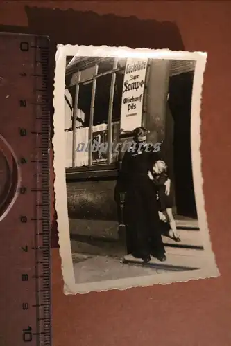 tolles altes Foto - Matrose mit Kind bei Gaststätte Zur Lampe -Spion-Plakat Ente
