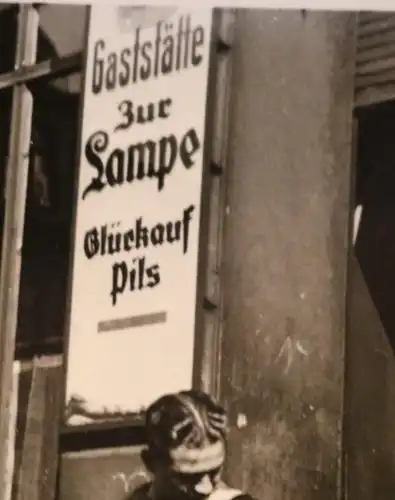 tolles altes Foto - Matrose mit Kind bei Gaststätte Zur Lampe -Spion-Plakat Ente
