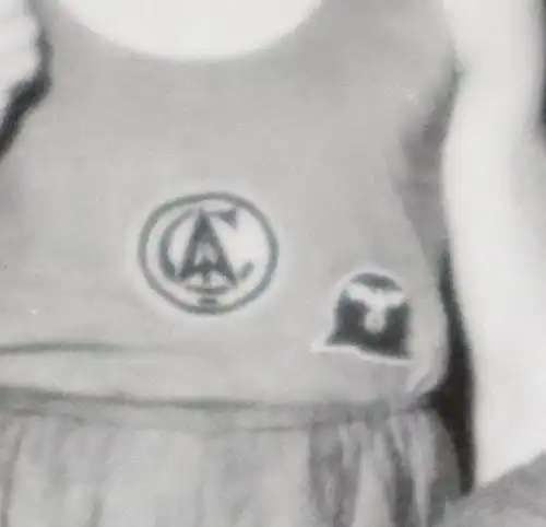 tolles altes Foto - Kaserne Stube - Soldaten - Sportdress Logo 