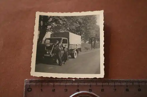 tolles altes Foto Männer und Frauen mit Oldtimer LKW - DDR- 50-60er Jahre ?