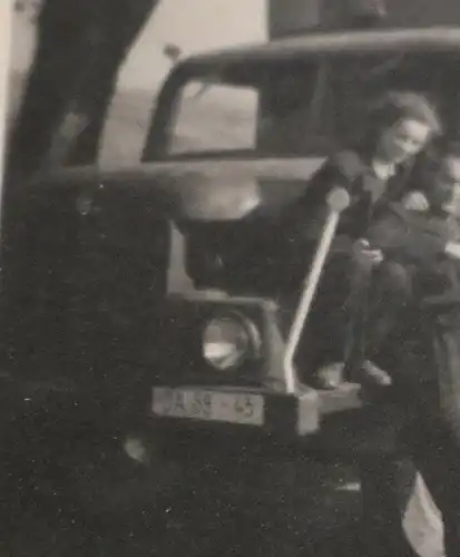 tolles altes Foto Männer und Frauen mit Oldtimer LKW - DDR- 50-60er Jahre ?