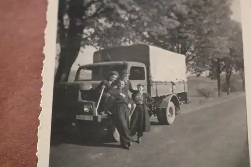 tolles altes Foto Männer und Frauen mit Oldtimer LKW - DDR- 50-60er Jahre ?