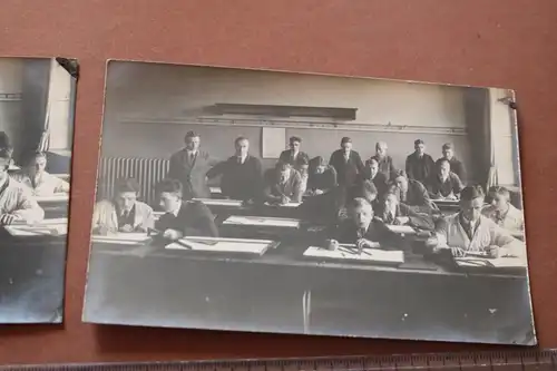 zwei tolle alte Fotos - Klassenraum Schüler 1924/25 - Namen auf Rückseite