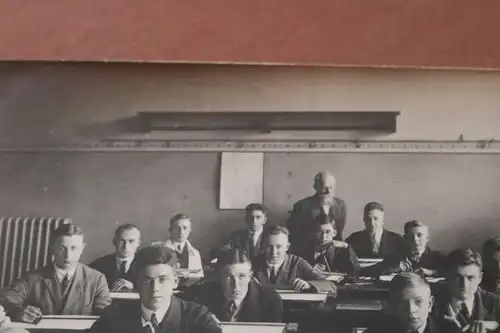 zwei tolle alte Fotos - Klassenraum Schüler 1924/25 - Namen auf Rückseite