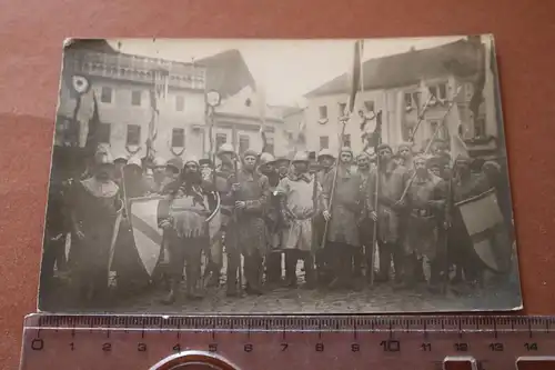 tolles altes Foto - Mittelalterfest ??? Männer in alten Rüstungen - Ort ???