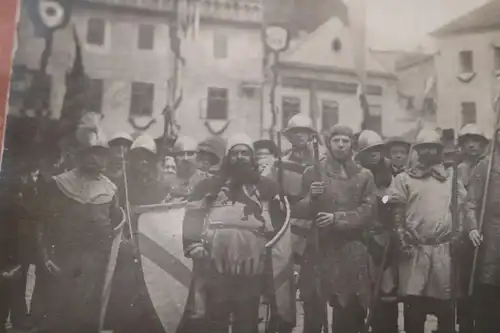 tolles altes Foto - Mittelalterfest ??? Männer in alten Rüstungen - Ort ???