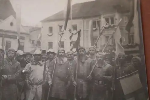 tolles altes Foto - Mittelalterfest ??? Männer in alten Rüstungen - Ort ???