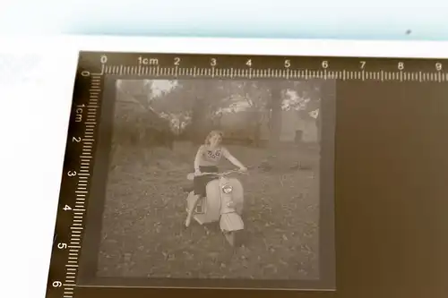 tolles altes Negativ - Frau auf Oldtimer Motorroller NSU Lambrella