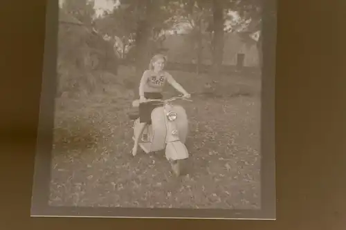 tolles altes Negativ - Frau auf Oldtimer Motorroller NSU Lambrella