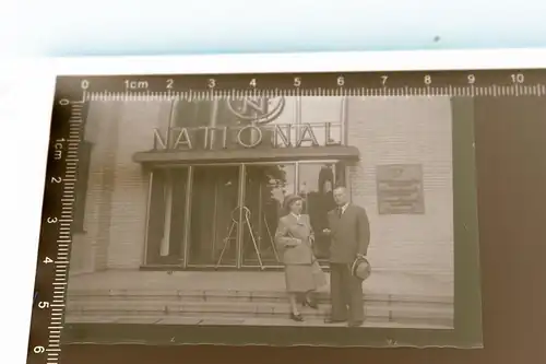 tolles altes Negativ - Mann und Frau vor Gebäude - National ?  Bank ???