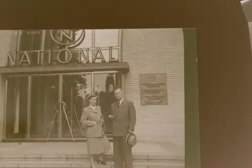 tolles altes Negativ - Mann und Frau vor Gebäude - National ?  Bank ???