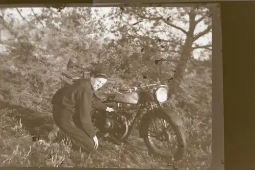 drei tolle alte Negative - Mann mit Oldtimer Motorrad - Marke ???