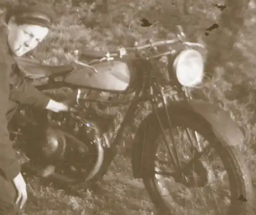 drei tolle alte Negative - Mann mit Oldtimer Motorrad - Marke ???