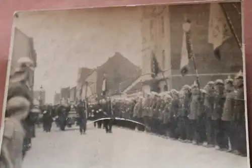 zwei alte Fotos Festzug in Posen und Soldaten in Posen ca. 1930