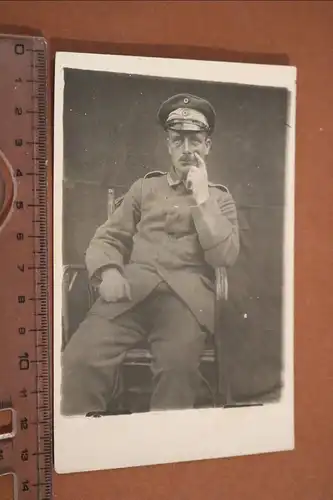 tolles altes Foto Portrait eines Soldaten sitzend im Stuhl