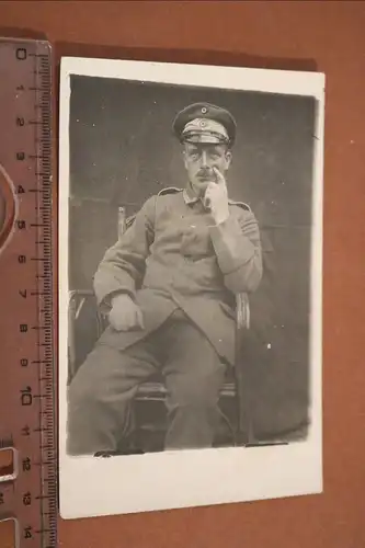 tolles altes Foto Portrait eines Soldaten sitzend im Stuhl 