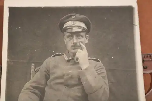 tolles altes Foto Portrait eines Soldaten sitzend im Stuhl 