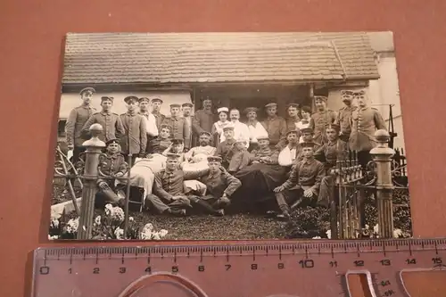 tolles altes Gruppenfoto Lazarett - Arzt - Kind in Uniform, Schwestern Soldaten