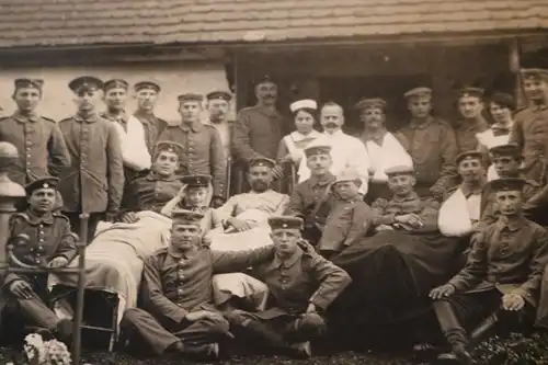 tolles altes Gruppenfoto Lazarett - Arzt - Kind in Uniform, Schwestern Soldaten