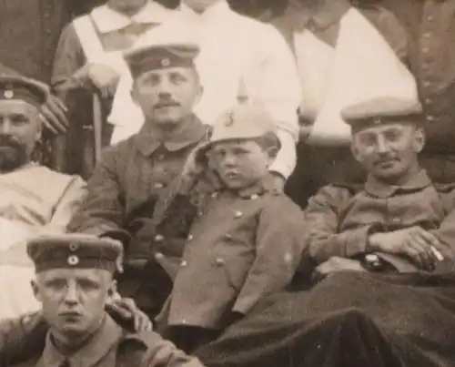 tolles altes Gruppenfoto Lazarett - Arzt - Kind in Uniform, Schwestern Soldaten