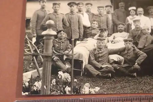 tolles altes Gruppenfoto Lazarett - Arzt - Kind in Uniform, Schwestern Soldaten