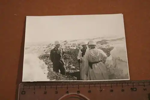 tolles altes Foto - Soldaten Offiziere - Wintertarn weisse Helme - Ostfront ?