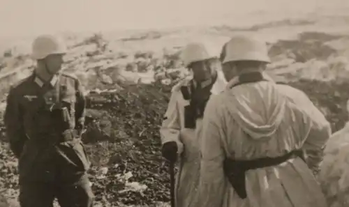 tolles altes Foto - Soldaten Offiziere - Wintertarn weisse Helme - Ostfront ?