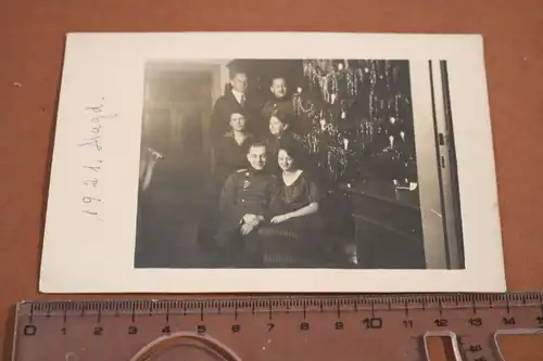 tolles altes Foto - Familie mit Soldat an Weihnachten 1921