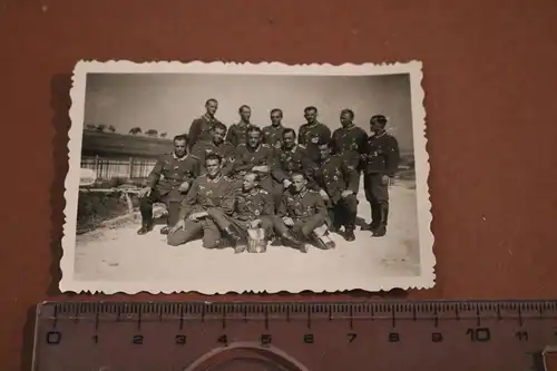 tolles altes Gruppenfoto - Soldaten alle mit ISA und EK I - 20.01.1945 Ort ???