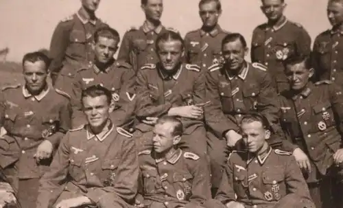 tolles altes Gruppenfoto - Soldaten alle mit ISA und EK I - 20.01.1945 Ort ??? 