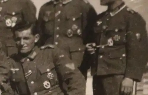 tolles altes Gruppenfoto - Soldaten alle mit ISA und EK I - 20.01.1945 Ort ??? 