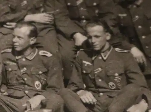 tolles altes Gruppenfoto - Soldaten alle mit ISA und EK I - 20.01.1945 Ort ??? 