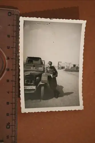 tolles altes Foto - Portrait  eines Soldaten mit SdKfz  1944 - Ort ???