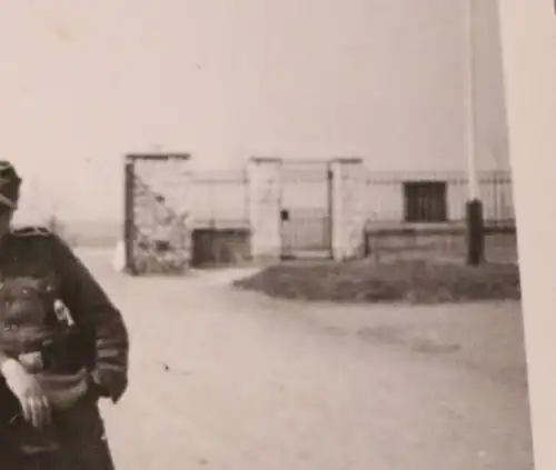 tolles altes Foto - Portrait  eines Soldaten mit SdKfz  1944 - Ort ???
