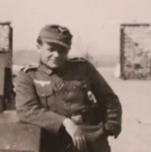 tolles altes Foto - Portrait  eines Soldaten mit SdKfz  1944 - Ort ???