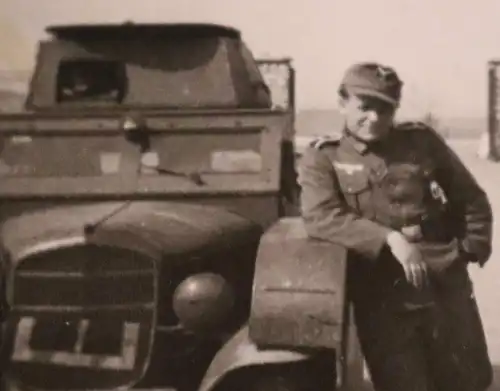 tolles altes Foto - Portrait  eines Soldaten mit SdKfz  1944 - Ort ???