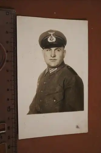 tolles altes Foto - Portrait  Soldat mit Schirmmütze  März 1945