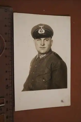 tolles altes Foto - Portrait  Soldat mit Schirmmütze  März 1945 