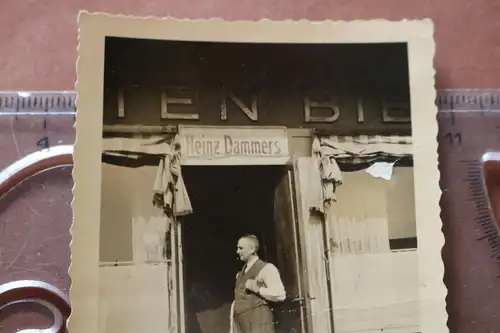 tolles altes Foto - Mann im Eingang Geschäft ? Wirtschaft ? Heinz Dammers 1940