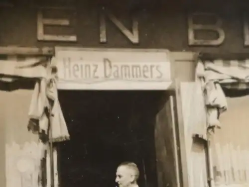tolles altes Foto - Mann im Eingang Geschäft ? Wirtschaft ? Heinz Dammers 1940
