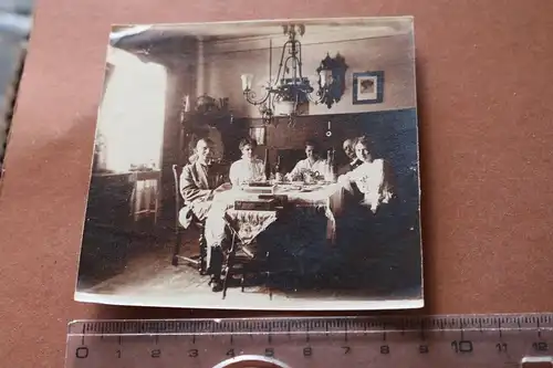 tolles altes Foto - Familie im Wohnzimmer - Deckenleuchter - 1914-1918 ca